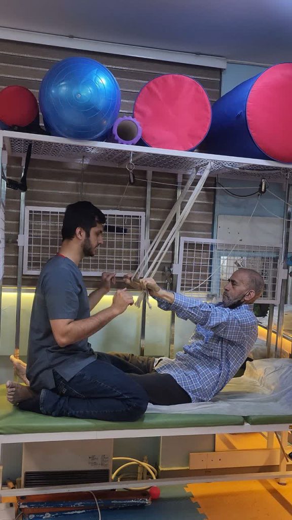 جلسه تمرین و بازتوانی بزرگسالان در کلینیک توانبخشی ابریشم